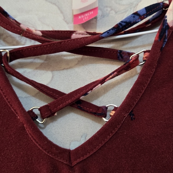 Very pretty, short sleeve blouse. Crisscross v neck. Extra small. Very soft - Picture 3 of 4